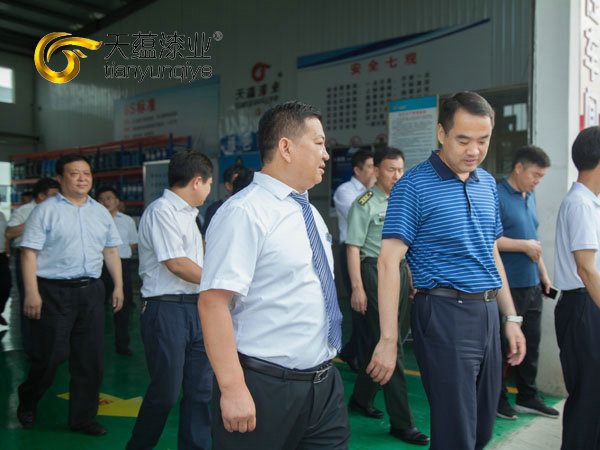 嘉祥縣縣委書記周生宏，視察天蘊(yùn)漆業(yè)公司