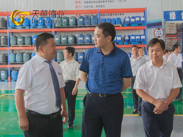 嘉祥縣縣委書記周生宏，視察天蘊(yùn)漆業(yè)公司