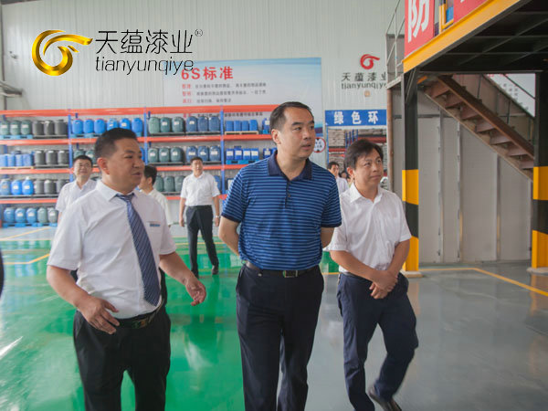 嘉祥縣縣委書記周生宏，視察天蘊(yùn)漆業(yè)公司