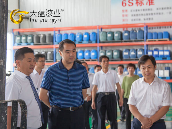 嘉祥縣縣委書記周生宏，視察天蘊(yùn)漆業(yè)公司